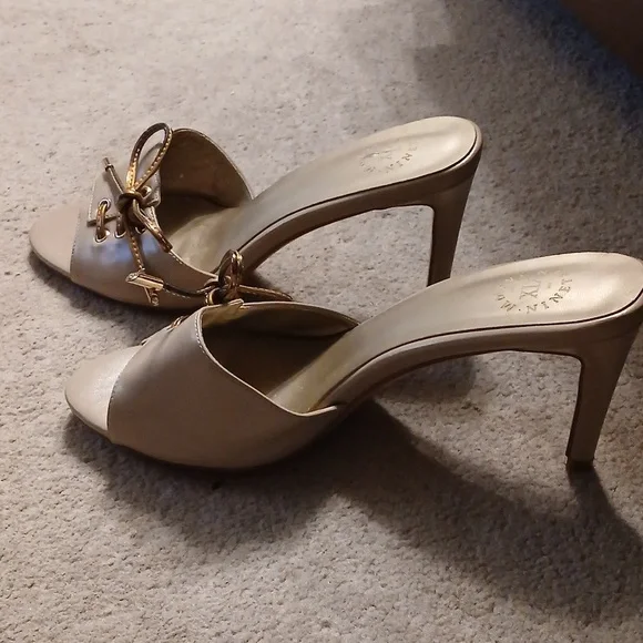 XIX Nineteen Size 9 Beige/cream Heels with Bows - Picture 9 of 11